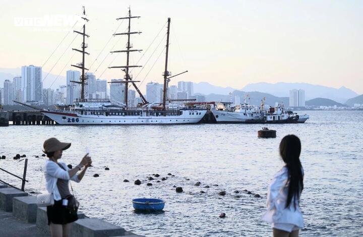 Bờ kè nằm phía sau các nhà hàng hải sản Thanh Sương, Thanh An, dọc tuyến ven biển Trần Phú.