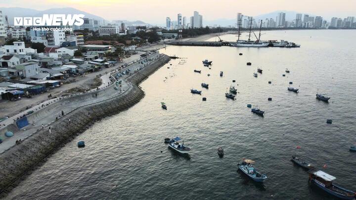 Từ đây, du khách có thể đi bộ men theo bờ biển, ngắm toàn cảnh vịnh Nha Trang và tuyến cáp treo vượt biển ra đảo Hòn Tre.