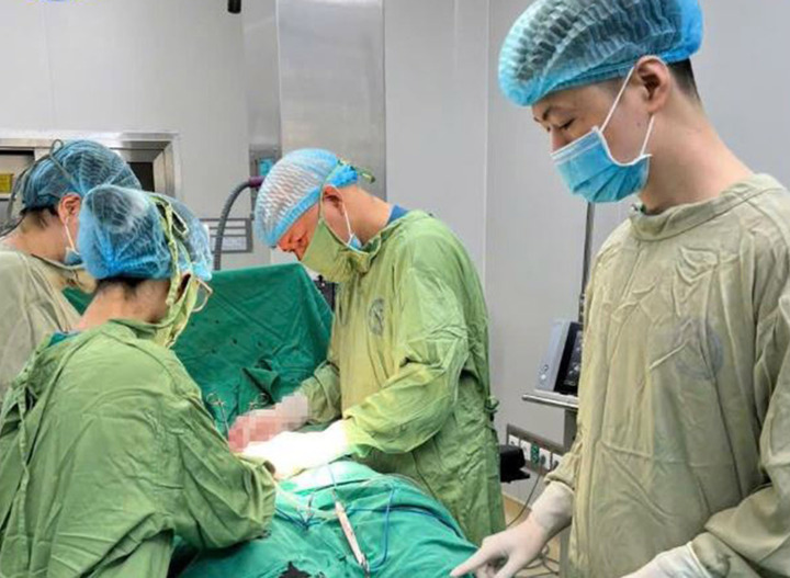 Các bác sĩ cắt bỏ hoàn toàn bên buồng trứng có khối u ung thư. (Ảnh: BVCC)