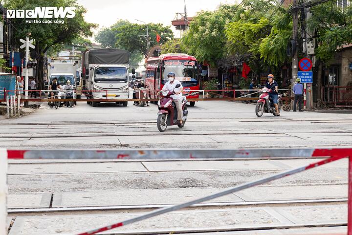 Thót tim cảnh người Hà Nội bất chấp vượt rào chắn, 'đua' tốc độ với tàu hoả - 18