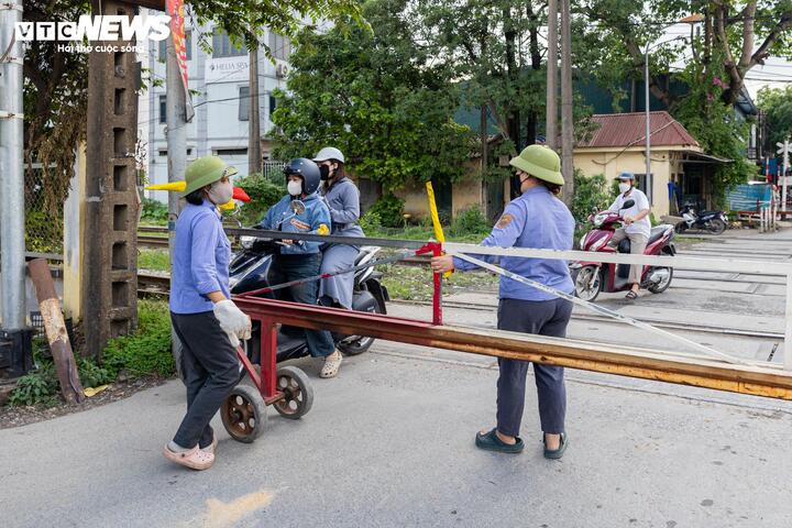 Thót tim cảnh người Hà Nội bất chấp vượt rào chắn, 'đua' tốc độ với tàu hoả - 19