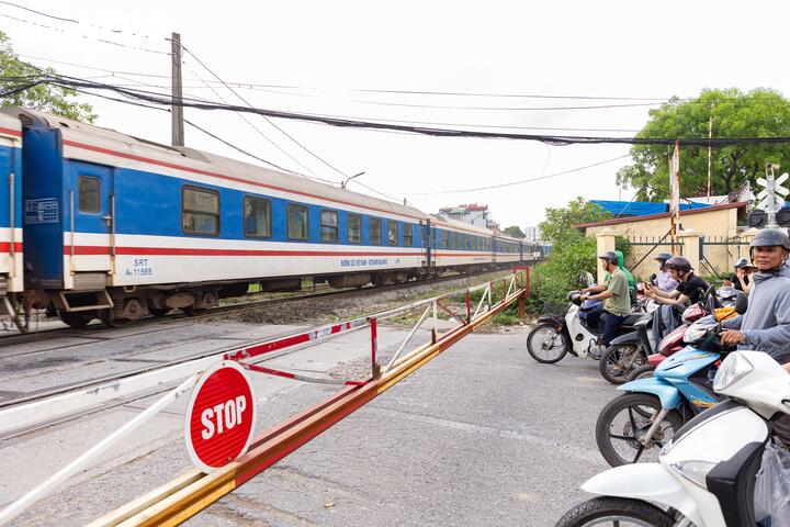Thót tim cảnh người Hà Nội bất chấp vượt rào chắn, 'đua' tốc độ với tàu hoả - 20