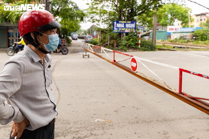 Ông Nguyễn Tiến Tài, người sống gần 40 năm tại khu vực ngã ba Ngọc Hồi - thị trấn Văn Điển, cho biết dù hệ thống rào chắn được nâng cấp hiện đại hơn trước, nhưng tình trạng vi phạm quy định an toàn đường sắt vẫn diễn ra phổ biến. Theo ông Tài, ngoài nguyên nhân ý thức chấp hành luật giao thông của một bộ phận người dân còn hạn chế, vẫn còn tình trạng một số thời điểm barie chưa được đóng kín dù tín hiệu cảnh báo đã bật đỏ, khiến nhiều người chủ quan “đùa giỡn với tử thần”.