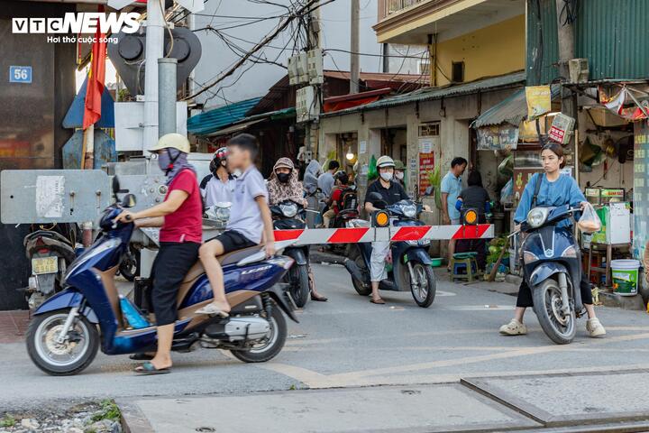 Thót tim cảnh người Hà Nội bất chấp vượt rào chắn, 'đua' tốc độ với tàu hoả - 11