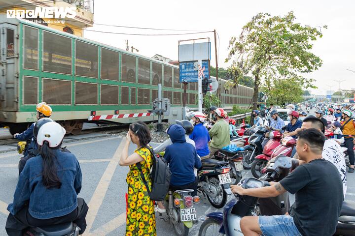 Anh Nguyễn Thành Hiếu cho biết, hệ thống barie tại đây chỉ chắn một nửa mặt đường, khiến nhiều người lợi dụng lúc chưa thấy tàu để vượt qua. “Tàu chạy qua khu vực này không hề chậm, chỉ cần chậm vài giây là hậu quả khó lường”, anh Hiếu nói