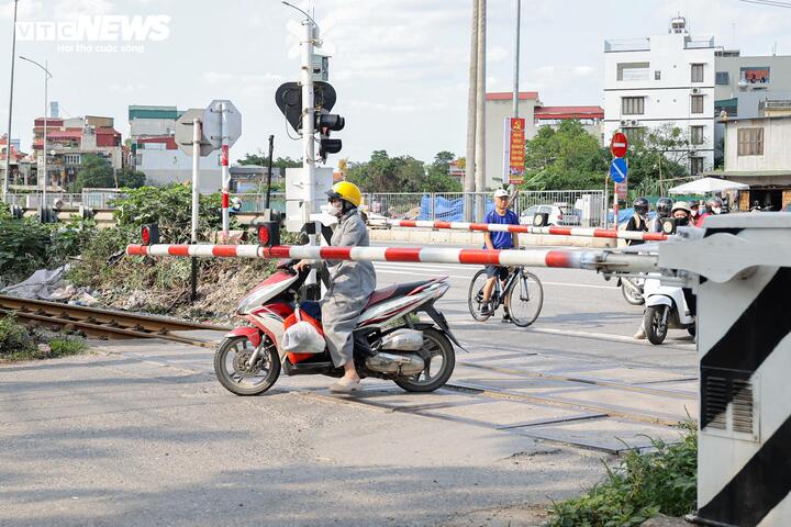 Thót tim cảnh người Hà Nội bất chấp vượt rào chắn, 'đua' tốc độ với tàu hoả - 8