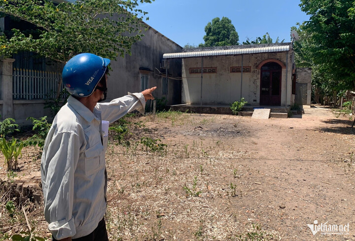Căn nhà thuê, nơi Trúc và Chơn sống chung cùng cháu K. là con riêng của Trúc.