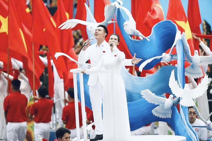 Đông Hùng và Võ Hạ Trâm gây sốt khi hát ca khúc "Viết tiếp câu chuyện hoà bình" trong chương trình nghệ thuật kỷ niệm 50 năm Ngày Giải phóng miền Nam, thống nhất đất nước.