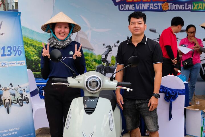 Anh Trần Văn Bay lựa chọn mẫu xe đổi pin VinFast Evo ngay tại sự kiện.