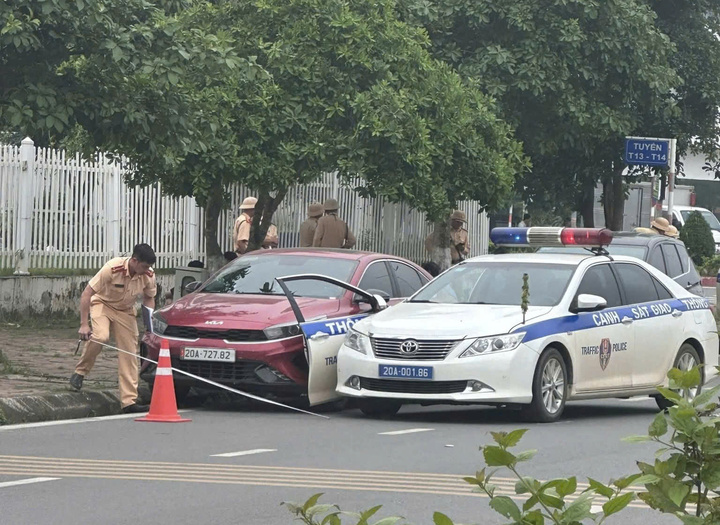 Chiếc xe chuyên dụng của phòng CSGT Thái Nguyên bị đâm mạnh vào cánh cửa bên phải và hư hỏng nặng.
