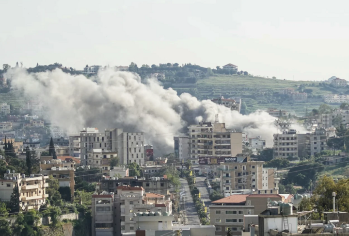 Khói bốc lên từ hiện trường vụ không kích của Israel. (Ảnh: Getty)