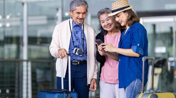 Một chuyến du lịch gia đình đôi khi là món quà ý nghĩa nhất. (Ảnh: iStock)