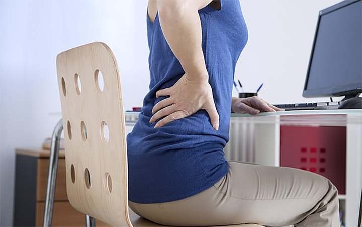 Việc ngồi trước màn hình quá lâu gây mỏi mắt, đau đầu, đau lưng, ảnh hưởng thị lực.