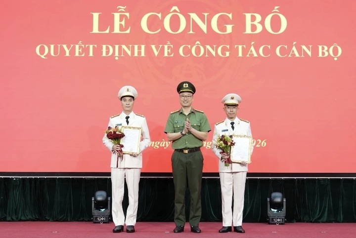 Hai lãnh đạo của FPT Telecom được phong cấp bậc hàm thượng tá. (Ảnh: FPT)