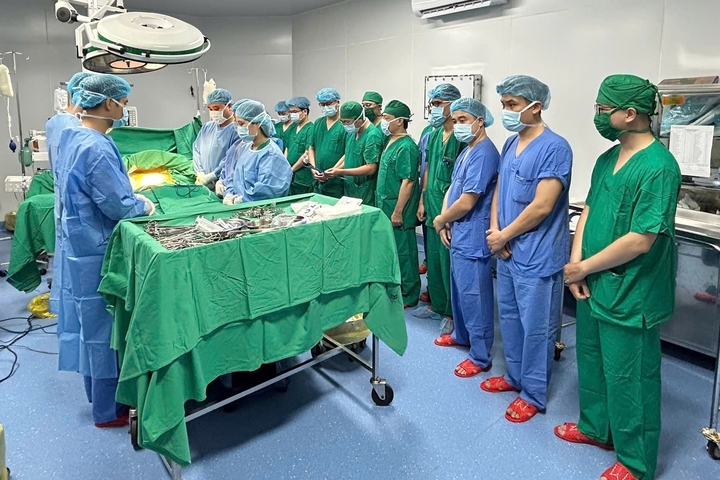 Nhân viên y tế cúi đầu tri ân người hiến tạng. (Ảnh: BVCC)