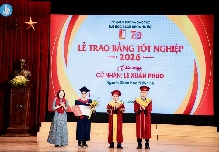 Xuân Phúc nhận bằng cử nhân Khoa học máy tính loại xuất sắc trong Lễ trao bằng tốt nghiệp của Đại học Bách khoa hôm 9/5.