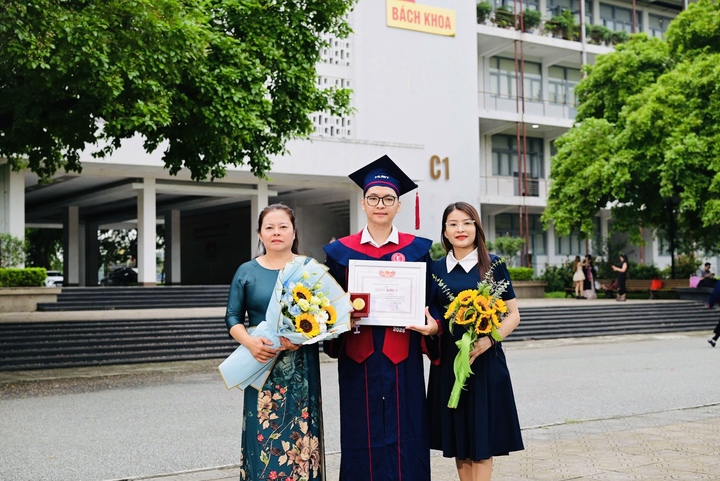 Lê Xuân Phúc cùng mẹ và chị gái.