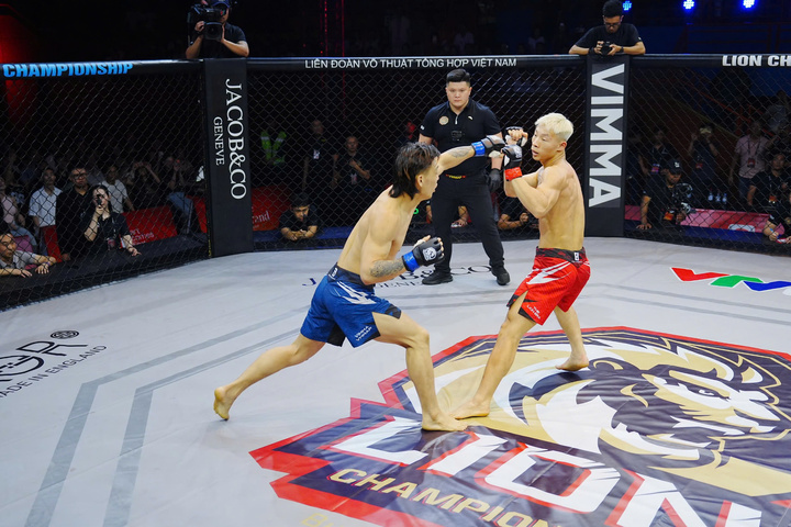 Bàn Văn Hoàng (đỏ) thua Châu La ở cuối hiệp 2. (Ảnh: Lion Championship)