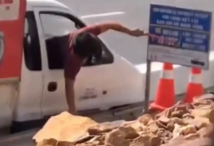 Những người liên quan vụ phá hoại tài sản trên cao tốc Bắc - Nam đoạn qua tỉnh Quảng Trị được cơ quan công an mời lên làm việc. (Ảnh cắt từ clip)
