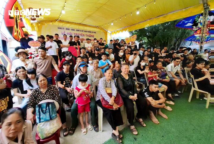 Đông đảo người dân tham dự lễ hội Sáo Đền.