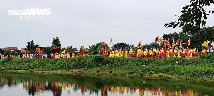 Từ đầu giờ chiều, đoàn rước kiệu, chủ diều tham gia thi diều vượt câu liêm cùng toàn thể mọi người sẽ tề tựu tại sân đền để tiến hành lễ trình diều. Các diều dự thi được đánh số, phải là diều truyền thống xếp thành các hàng ngay ngắn trước cửa Mẫu. Các chủ diều trong trang phục chỉnh tề cũng xếp hàng ngay ngắn bên cạnh. Vị thủ nhang sau đó đọc số thứ tự của diều và tên của chủ diều trước cửa Thánh Mẫu trước sự chứng kiến của đông đảo Nhân dân tham gia lễ hội.