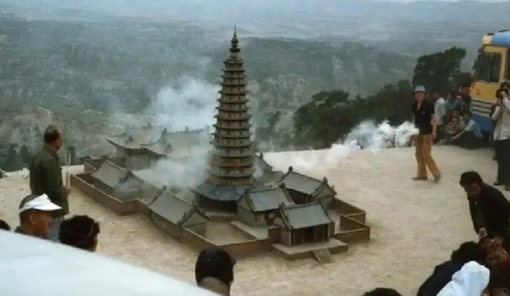 Ít ai biết những cảnh toàn từ trên cao, thấy rõ những cung điện hoành tráng trong phim hoàn toàn được quay từ những mô hình.