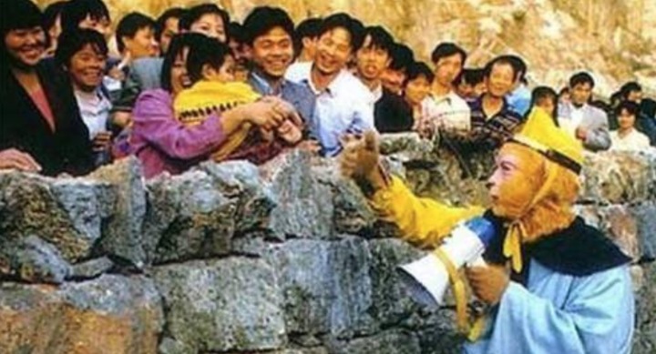 "Tôn Ngộ Không" vui vẻ đi giao lưu với fan nhí. Thời điểm này, mỗi bước chân của đoàn làm phim đều được sự theo dõi sát sao cùng chào đón nồng nhiệt của khán giả địa phương.
