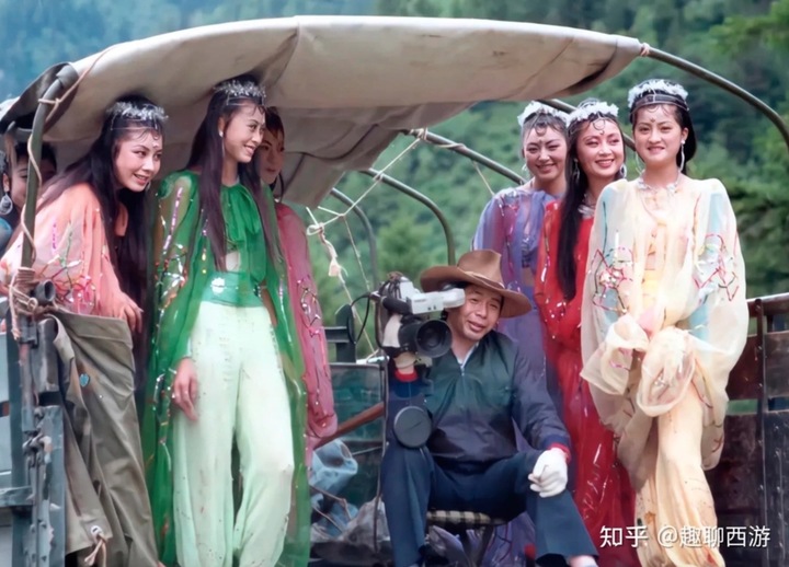 Vương Sùng Thu là quay phim duy nhất của "Tây du ký 1986" và cũng là ông xã của đạo diễn Dương Khiết. Trong ảnh, Vương Sùng Thu và các diễn viên đóng yêu tinh nhện trên đường tới nơi ghi hình. Nhà quay phim từng cho biết hạnh phúc vì trải qua hàng chục năm, tác phẩm vẫn giàu sức sống, có chỗ đứng trong lòng khán giả.