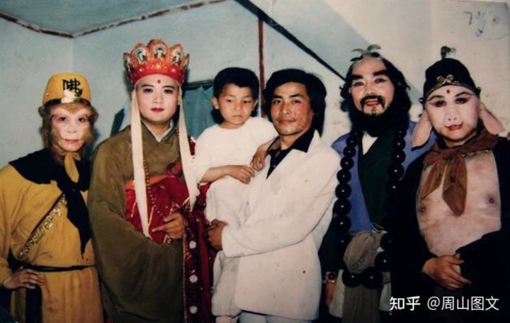 "Tây du ký" ra mắt năm 1986 khi kỹ xảo còn chưa phát triển. Vốn đầu tư 6 triệu NDT tuy là khoản tiền rất lớn nhưng cũng không đủ trang trải cho toàn bộ phim. Vì thế nhiều hình ảnh hậu trường của phim đến giờ vẫn được xem là rất quý hiếm.