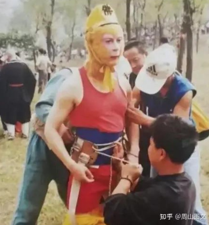 Đối với một bộ phim cần "bay trên trời" nhiều như "Tây du ký", dây cáp treo được mài nhỏ đến mức tối đa nên mức nguy hiểm càng cao. Vì vậy, mỗi lần Tôn Ngộ Không và Trư Bát Giới đặt chân xuống đất an toàn, cả đoàn làm phim lại vỗ tay chúc mừng.