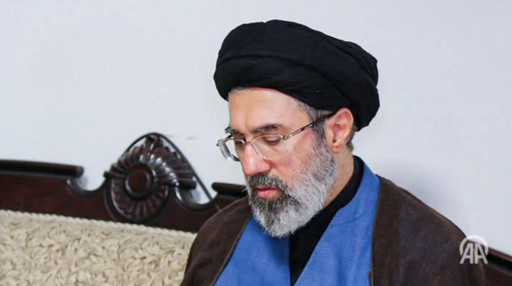 Iran khẳng định Lãnh tụ tối cao Mojtaba Khamenei vẫn có tình trạng thể chất tốt, bất chấp những báo cáo cho rằng ông đang tiếp tục điều trị y tế trong tình trạng cách ly nghiêm ngặt sau khi bị bỏng nặng ở mặt, tay, thân người và chân trong vụ tấn công hồi đầu chiến sự. (Nguồn: Anadolu)