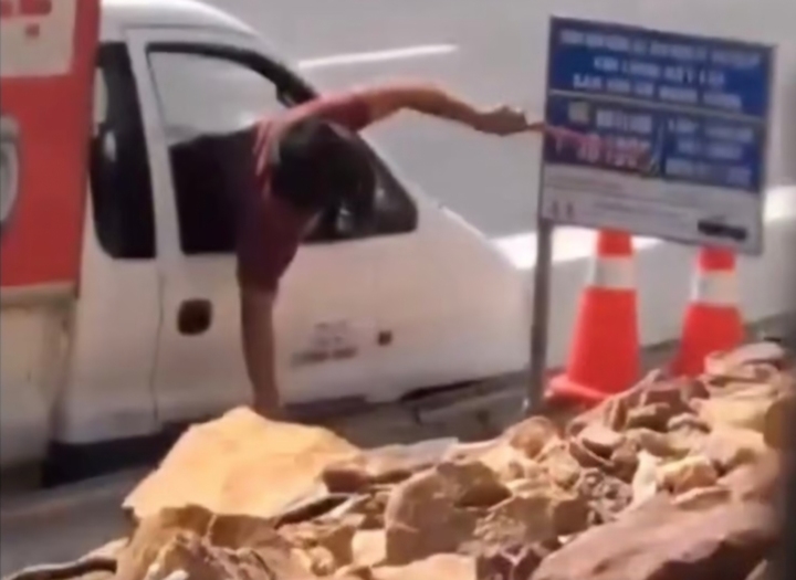 Người đàn ông đầu tiên mang áo đỏ thực hiện hành vi tẩy xoá.