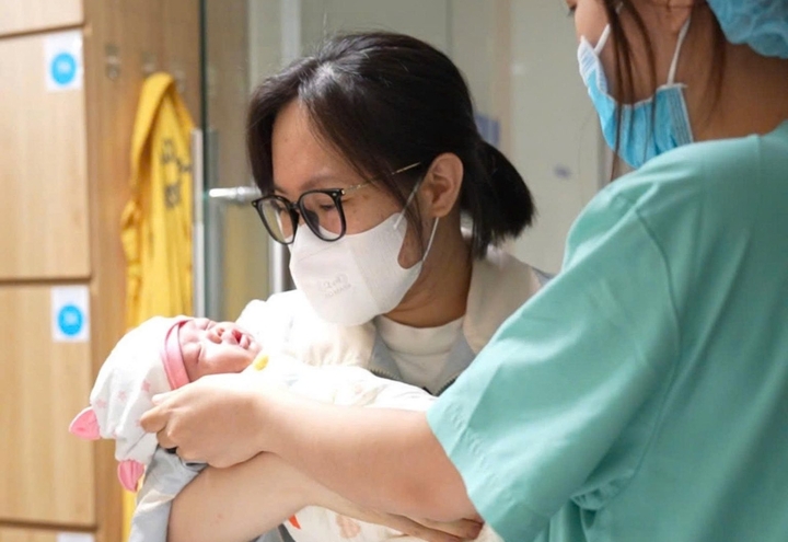 Tại Trung tâm Sơ sinh, ba em bé cũng bước vào cuộc chiến giành sự sống của riêng mình.