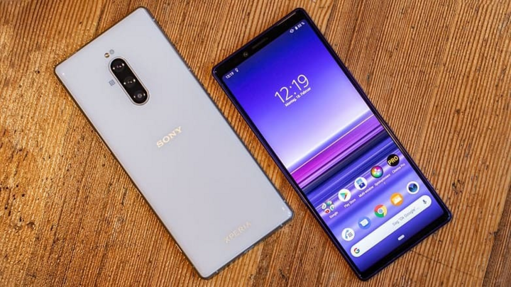 Sony Xperia với thiết kế mặt trước và sau, giữ nét đặc trưng với camera mạnh mẽ và giao diện tinh gọn. (Nguồn: Pricepony)