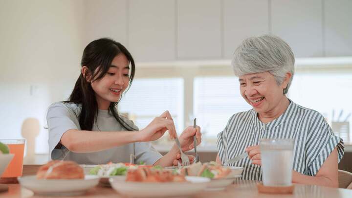 Bữa cơm quây quần là món quà ý nghĩa với những người con xa nhà. (Ảnh: iStock)