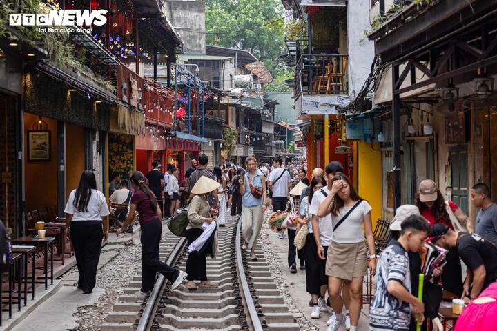 Mới đây, Bộ Xây dựng thành lập tổ công tác liên ngành để rà soát và xây dựng phương án bàn giao hạ tầng đường sắt đoạn ga Hà Nội - Gia Lâm cho thành phố quản lý. Hai bên cũng thống nhất giảm tần suất tàu khách, dừng tàu hàng qua khu vực cà phê đường tàu và cầu Long Biên, chuyển hướng tàu hàng sang tuyến Bắc Hồng - Văn Điển.
