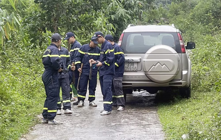 Đội Cảnh sát phòng cháy, chữa cháy và cứu nạn cứu hộ khu vực Bắc Quang huy động lực lượng tham gia tìm kiếm người mất tích.