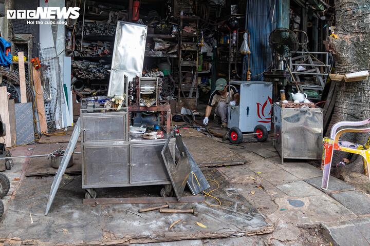 Có thể thấy bên cạnh chuyển biến tích cực chung, tình trạng vi phạm trật tự đô thị, lấn chiếm vỉa hè vẫn tái diễn ở không ít tuyến phố, đặc biệt ở khu vực phố cổ Hà Nội.