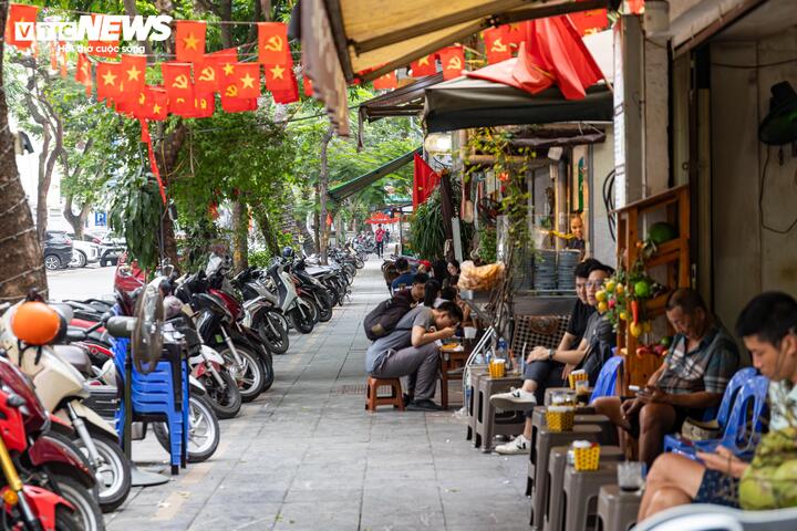Từ gánh hàng rong đến quán ăn, đủ kiểu đối phó để chiếm vỉa hè Hà Nội - 12