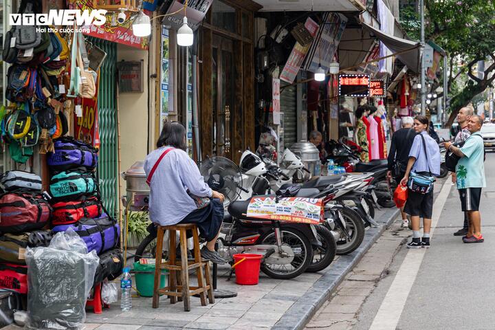 Tương tự, trên phố Lương Văn Can, nhiều tiểu thương kê một chiếc ghế nhỏ cùng nồi bánh bao để buôn bán trên vỉa hè. Mỗi khi lực lượng chức năng đi kiểm tra, họ nhanh chóng mang đồ vào trong nhà, sau đó bày bán trở lại như chưa có việc gì xảy ra.