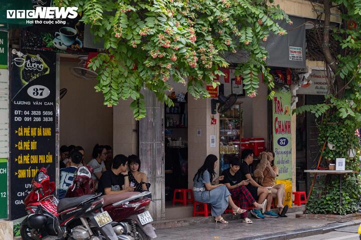 Từ gánh hàng rong đến quán ăn, đủ kiểu đối phó để chiếm vỉa hè Hà Nội - 4