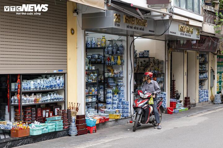 Từ gánh hàng rong đến quán ăn, đủ kiểu đối phó để chiếm vỉa hè Hà Nội - 3