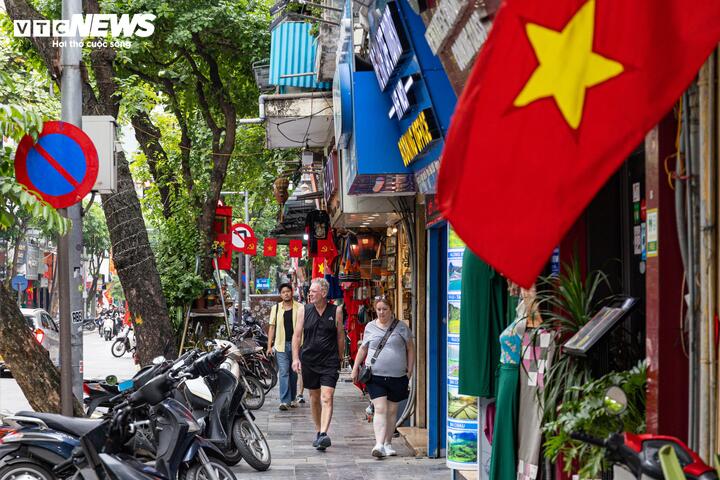 Thời gian gần đây, lực lượng chức năng tại Hà Nội tăng cường kiểm tra, xử lý vi phạm trật tự đô thị, kéo giảm đáng kể tình trạng bán hàng rong, lấn chiếm vỉa hè tại khu vực trung tâm. Nhiều tuyến phố dần có chỗ rộng hơn cho người đi bộ trên vỉa hè.