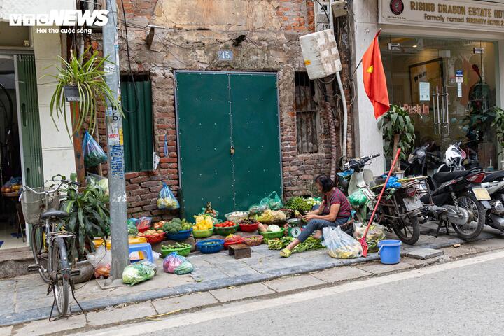 Từ gánh hàng rong đến quán ăn, đủ kiểu đối phó để chiếm vỉa hè Hà Nội - 22