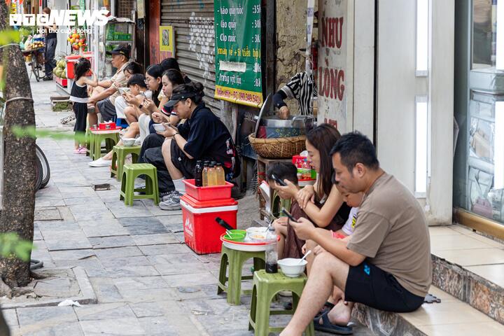 Từ gánh hàng rong đến quán ăn, đủ kiểu đối phó để chiếm vỉa hè Hà Nội - 11