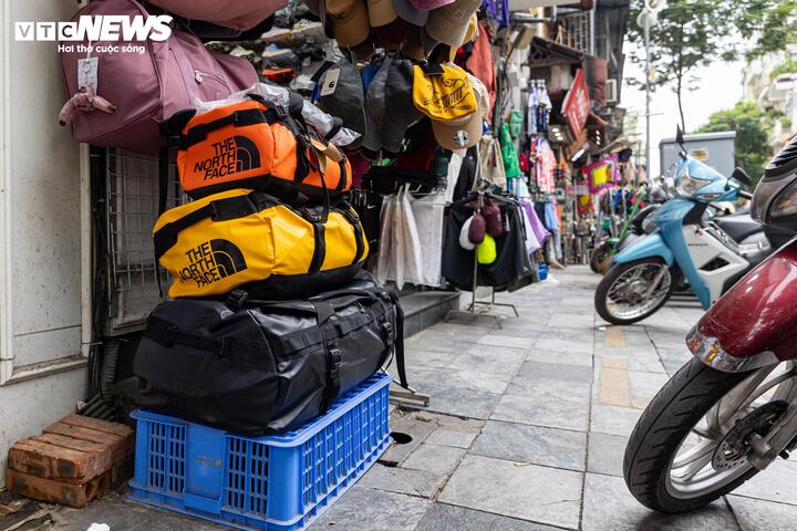 Từ gánh hàng rong đến quán ăn, đủ kiểu đối phó để chiếm vỉa hè Hà Nội - 14