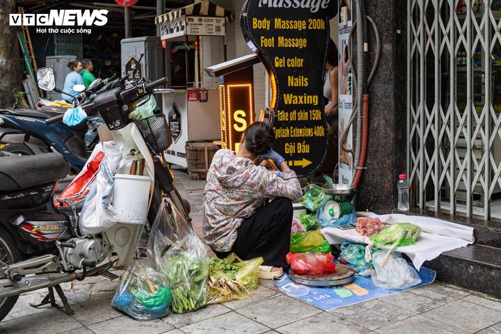Từ gánh hàng rong đến quán ăn, đủ kiểu đối phó để chiếm vỉa hè Hà Nội - 9