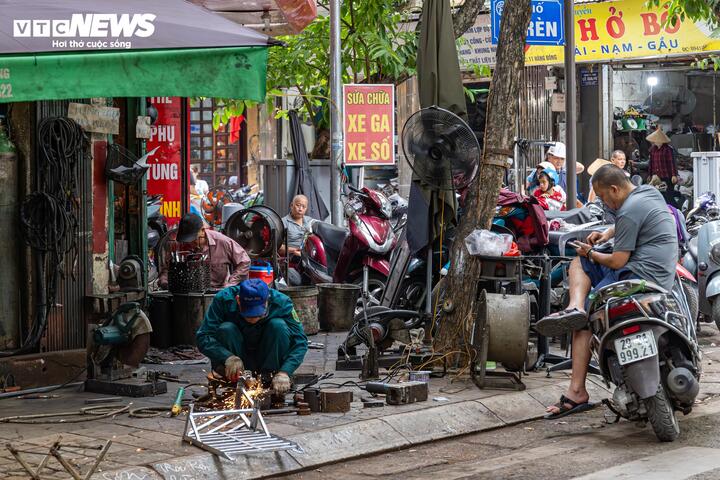 Từ gánh hàng rong đến quán ăn, đủ kiểu đối phó để chiếm vỉa hè Hà Nội - 19