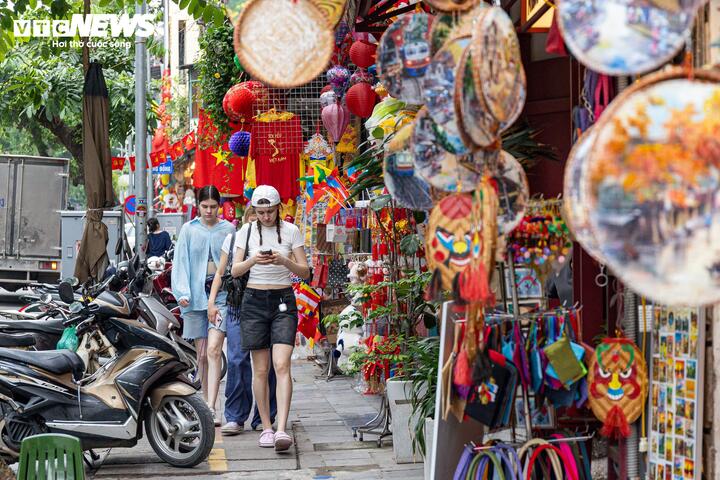 Bà Lan, một tiểu thương ở phố Hàng Mã chia sẻ: “Hàng Mã là một trong những tuyến phố đầu tiên của Hà Nội triển khai mô hình phố kiểu mẫu. Thời gian đầu, nhiều tiểu thương khá lo lắng và phải tìm cách thích nghi vì đặc thù mặt hàng trang trí thường cần bày ra bên ngoài để thu hút khách. Tuy nhiên đến nay, mọi người đã dần quen với việc giữ vỉa hè thông thoáng, đồng thời sắp xếp hàng hóa theo cách gọn gàng, phù hợp hơn”.
