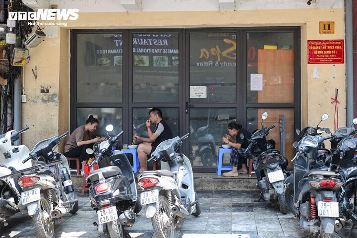 Có cửa hàng tận dụng phần bậc thềm của nhà bên cạnh để kê bàn ghế phục vụ khách, gây ảnh hưởng đến mỹ quan và không gian đi lại của người dân.